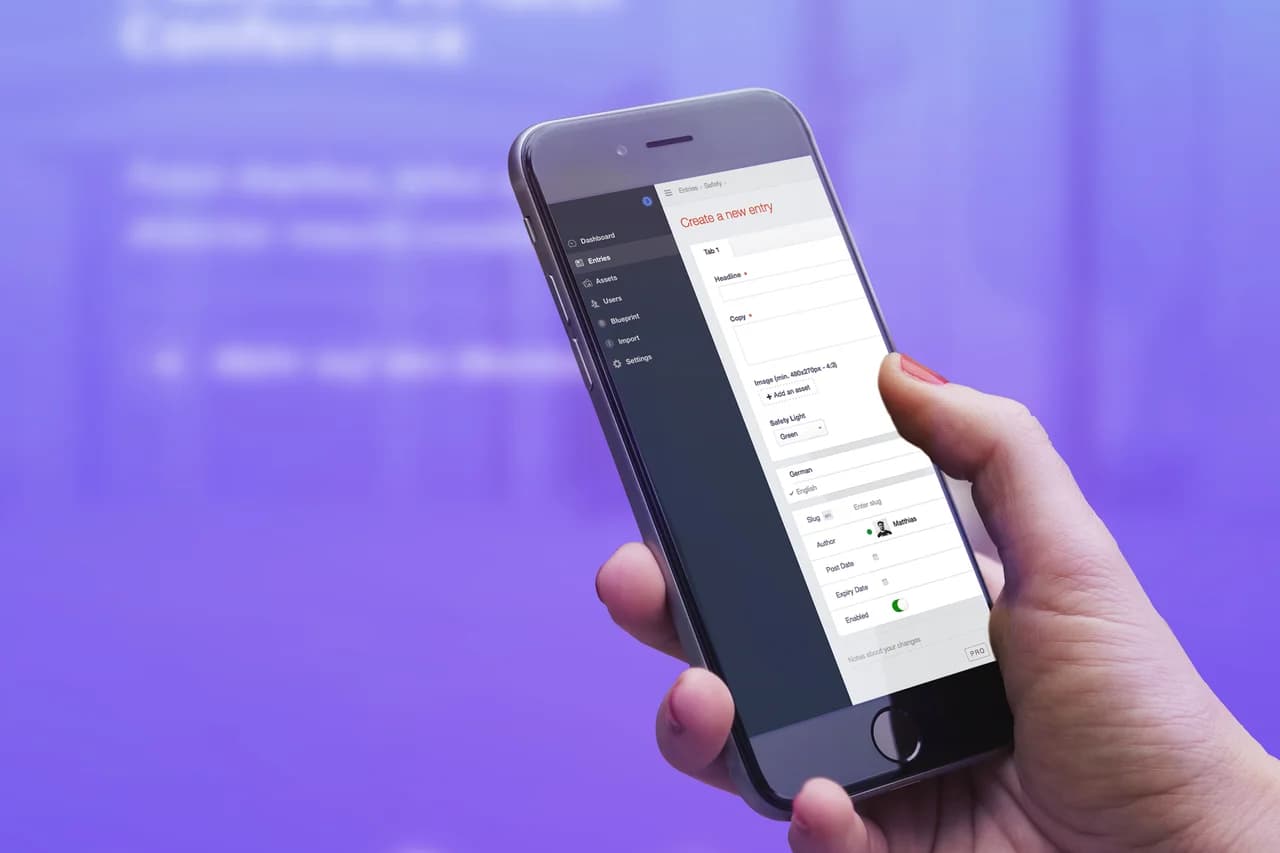 Diagramm der Informationslayer: zentrale Besucherinformation, periphere Mitarbeiter-Updates und wechselnde 3D-Hintergründe.