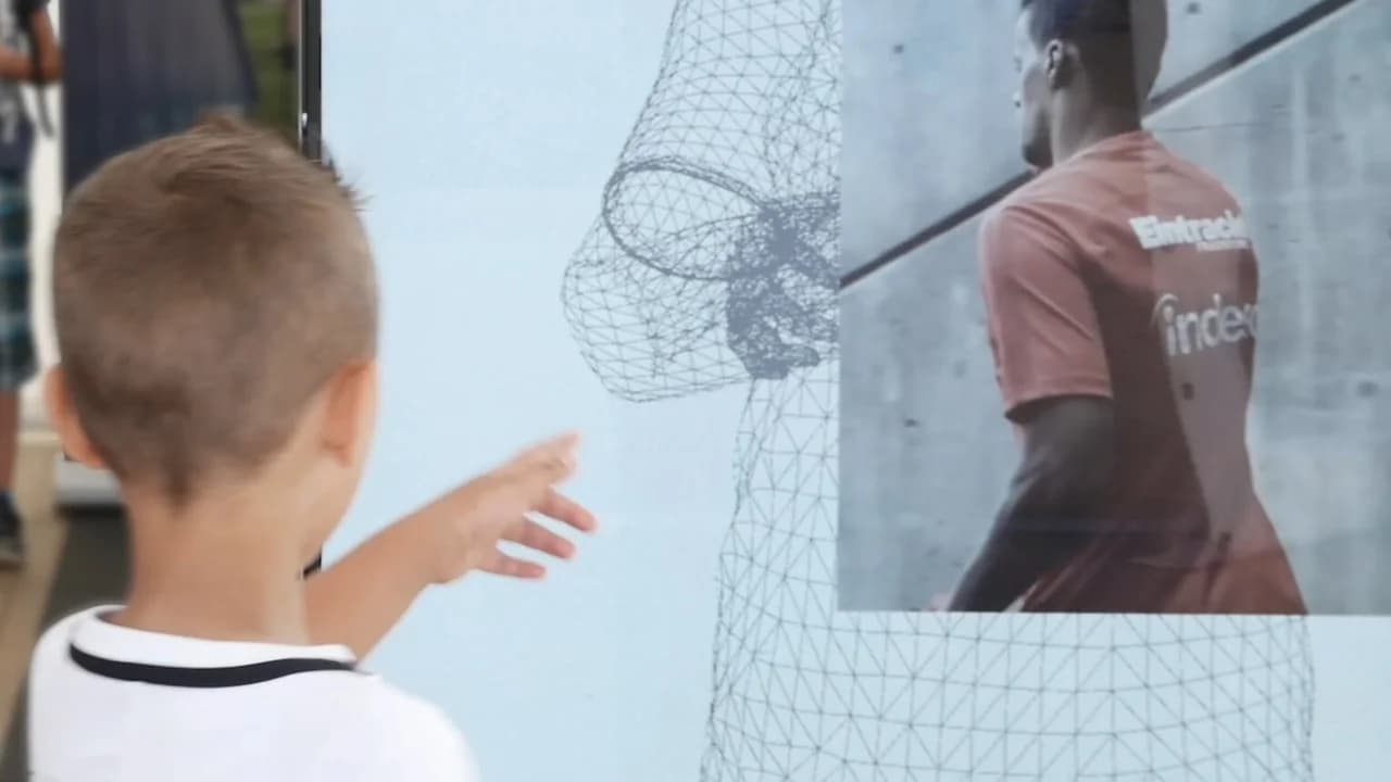 Schema der Installation: Attractor Screen außen, Experience Screen innen, Kamera zwischen den Bildschirmen.