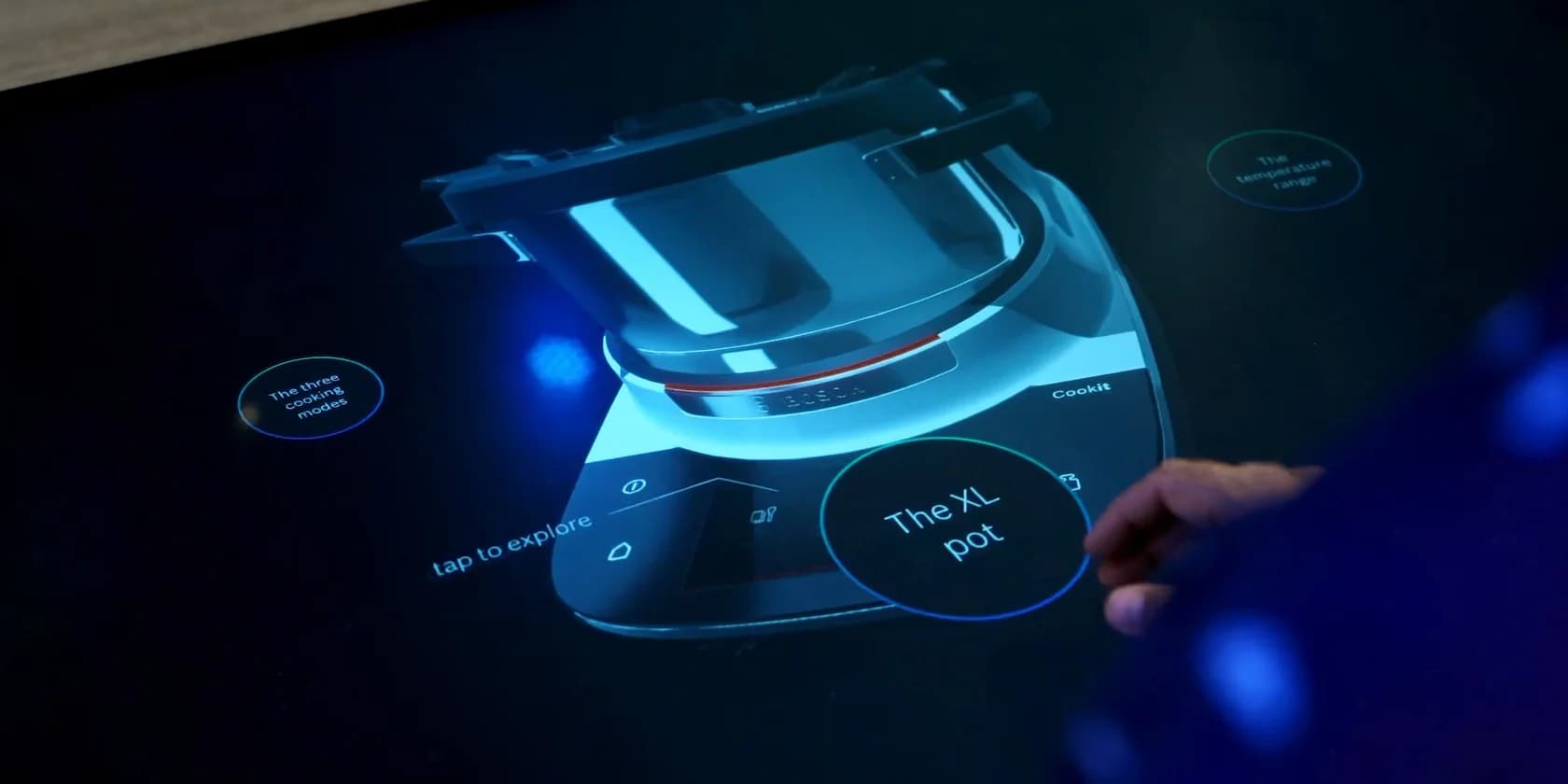 Fotorealistischer Cookit im Studiolicht: Nahaufnahme von Metall- und Kunststoffoberflächen mit starken Reflexionen und filmischer Beleuchtung.