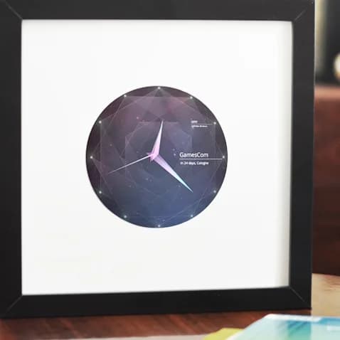 Platzhalterbild: Nahaufnahme der Boxx auf einem Tisch mit geöffneter Cosima‑App auf dem Display.