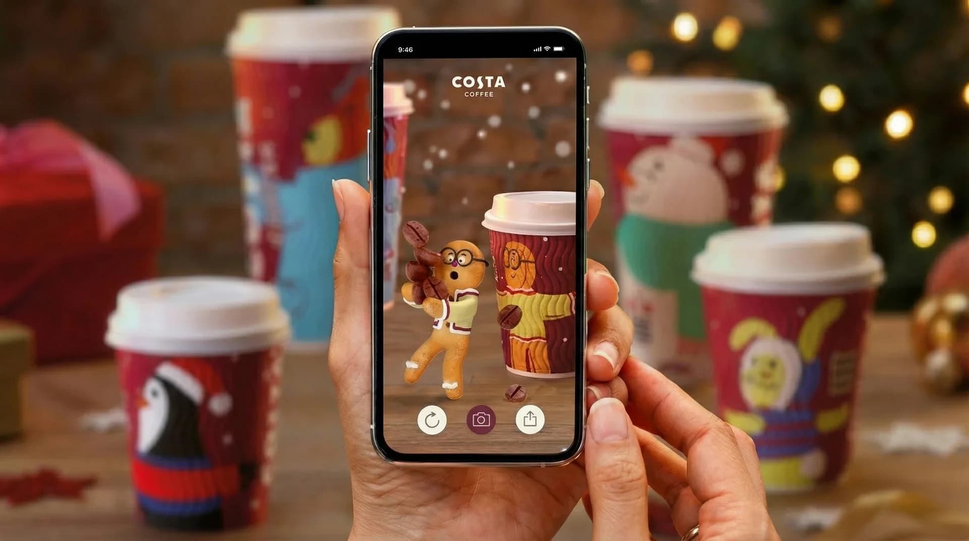 Die fünf Charaktere Ginger, Bear, Rabbit, Penguin und Snowy tanzen und interagieren in verschiedenen realen Umgebungen, stimmungsvolle Weihnachtsbeleuchtung.