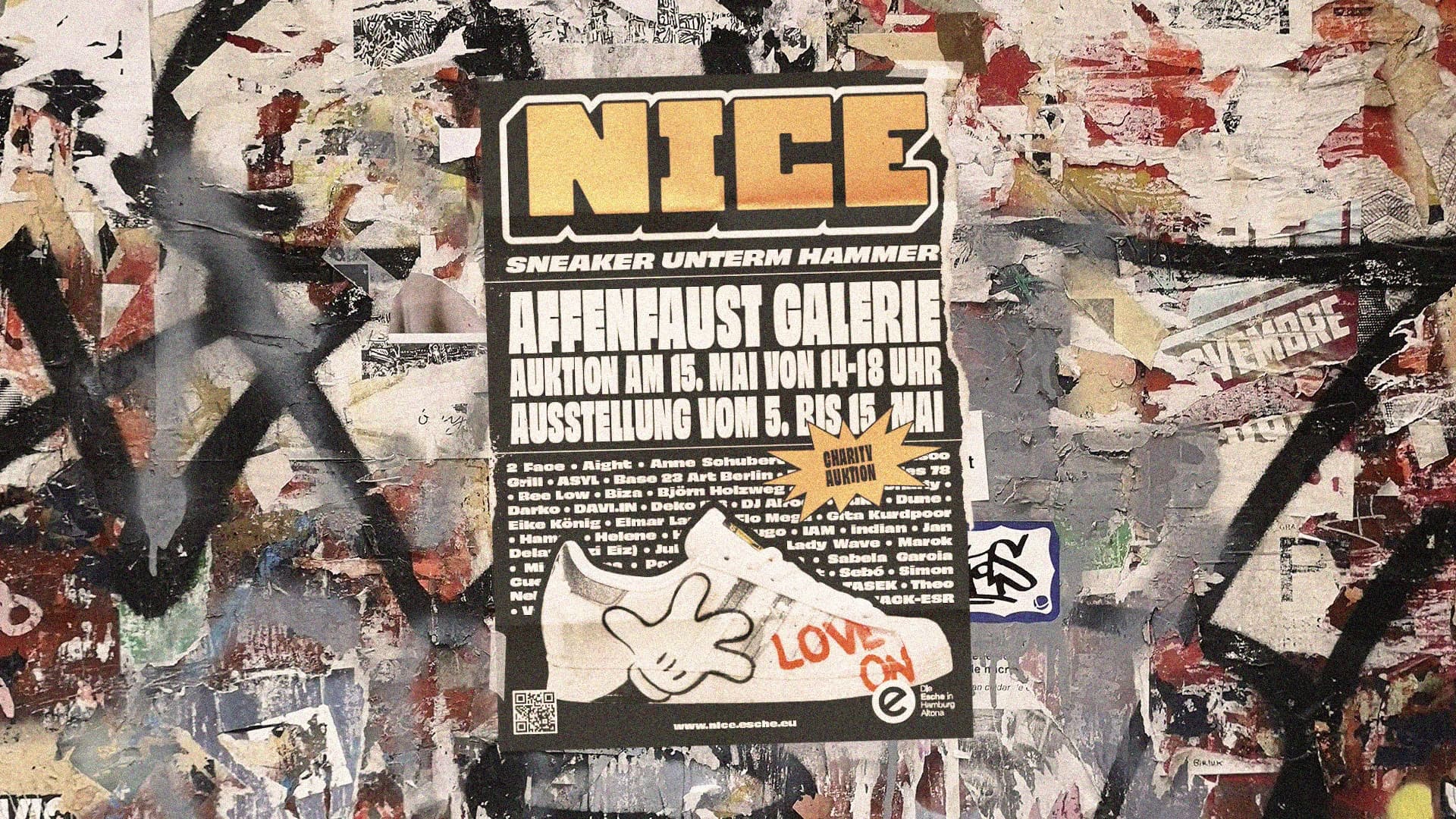 Jugendliche Künstler:innen bemalen Sneaker im Atelier; Nahaufnahmen von Pinsel, Stoff und Farbe.