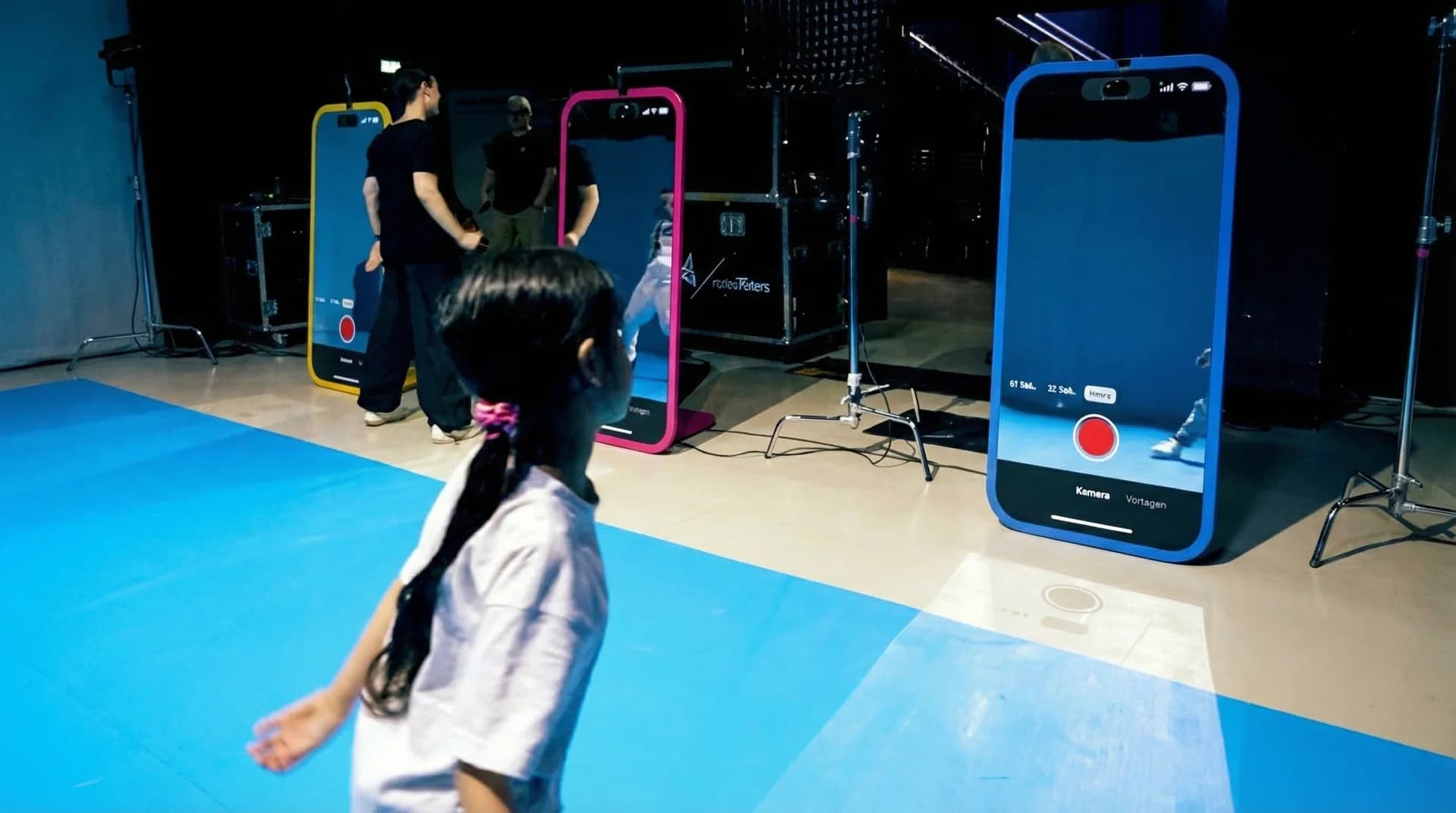 Platzhalter: Kinder im Parcours, tanzend vor einer interaktiven Spielstation, farbige Lichter und lachende Gesichter.