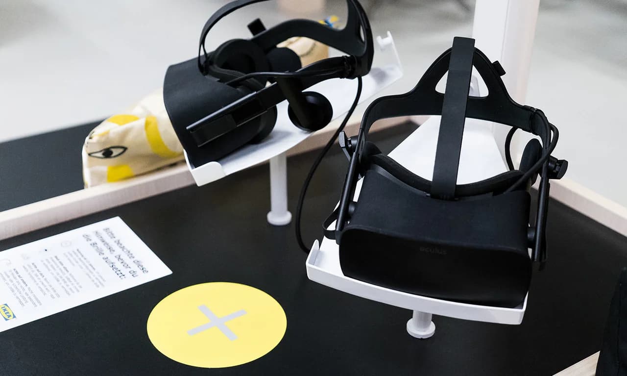 Screenshot des fotorealistischen Showrooms mit geänderter Tageszeit und Materialauswahl als Interface‑Vorschau.