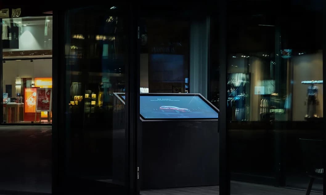 Detailaufnahme der eleganten, minimalistischen UI mit animierten Hotspots und 4K Fahrzeugdetails.