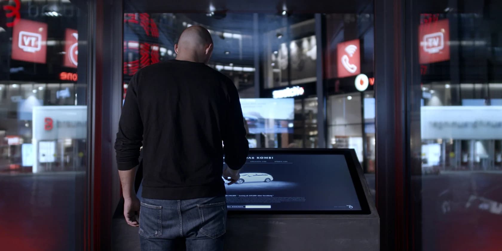 Multitouchtable in Aktion im Mazda Technologie-Container mit Besuchern und 4K Fahrzeugvisuals auf dem Screen.
