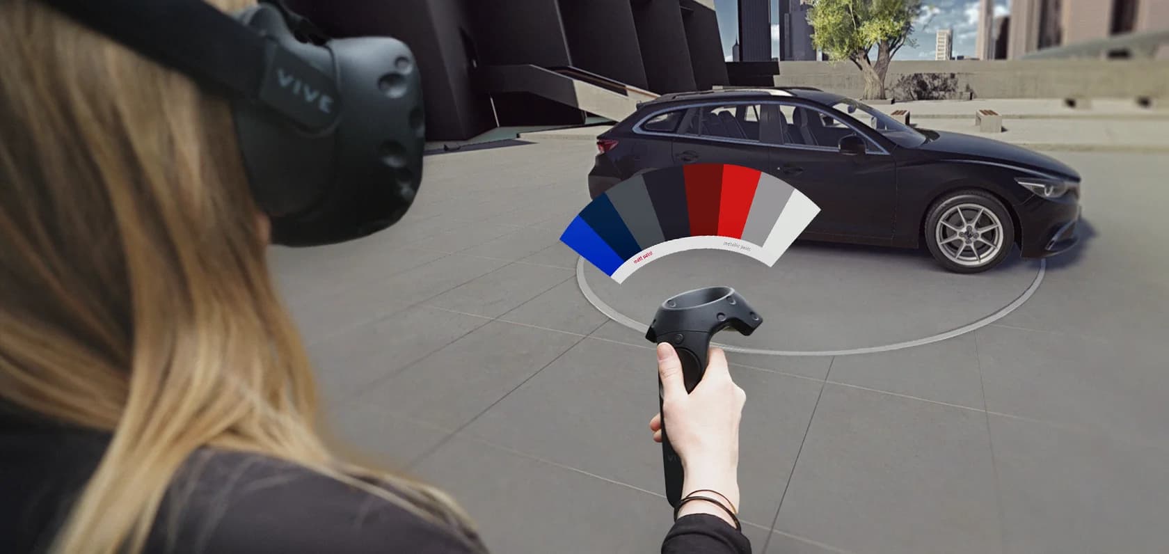 Besucher im Autohaus mit VR-Headsets betrachten ein digitales Mazda-Modell auf einem Drehteller; Verkäufer erklären die Funktionen.