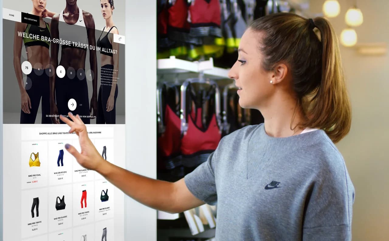 Placement‑Skizze: Terminal im Store mit Material- und CTA‑Details.