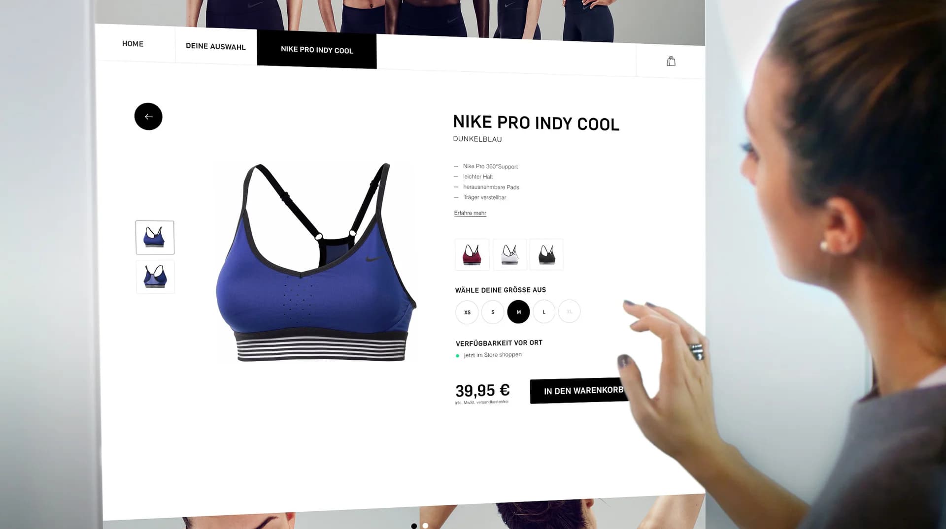 Foto des Terminals im SportScheck Flagship, eine Kundin nutzt die Beratung am Gerät.