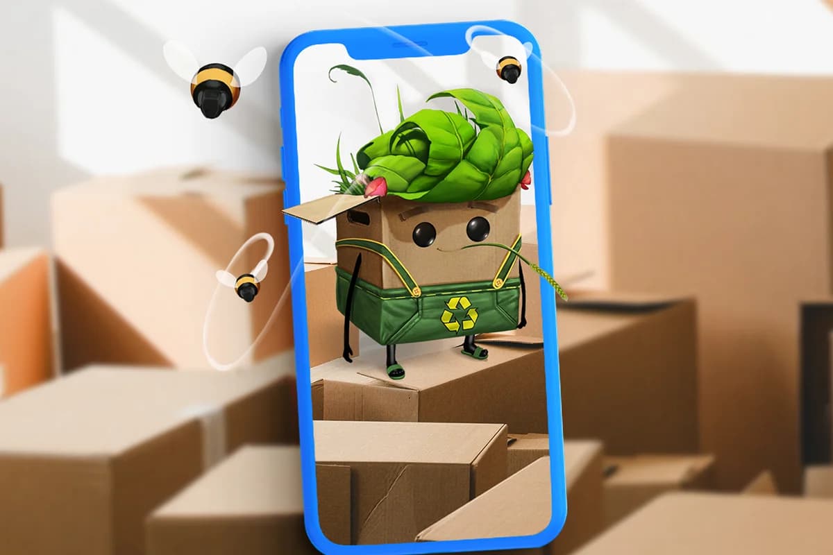 Platzhalter: Karli in AR auf einem Packtisch im Lager, Nutzer hält Smartphone und betrachtet den Charakter im Raum.