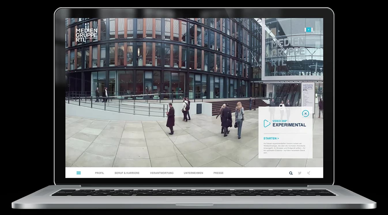 Placeholder: 360° WebGL Aufnahme eines Büro-Raums mit sichtbaren Hotspots und atmosphärischer Beleuchtung.