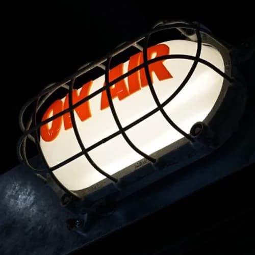 Nahaufnahme der technischen Ausstattung: High‑End‑PC, Audio‑Interface, Mikrofon und Touchscreen UI in der Booth.