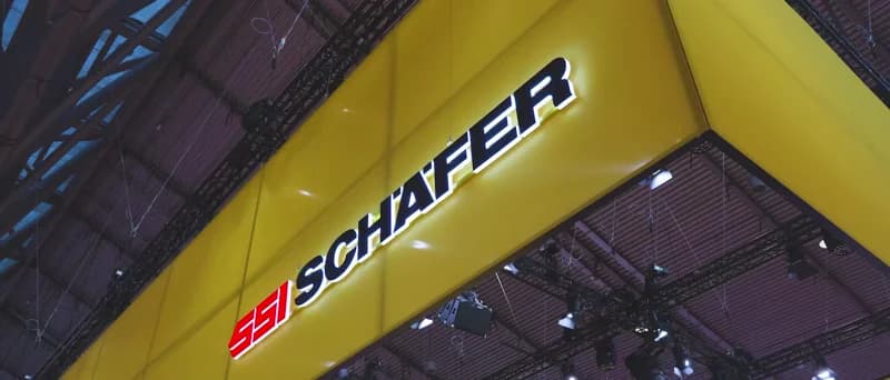 Three Installationen, die den Messestand von SSI SCHÄFER zu einer erlebbaren Markenwelt machen.