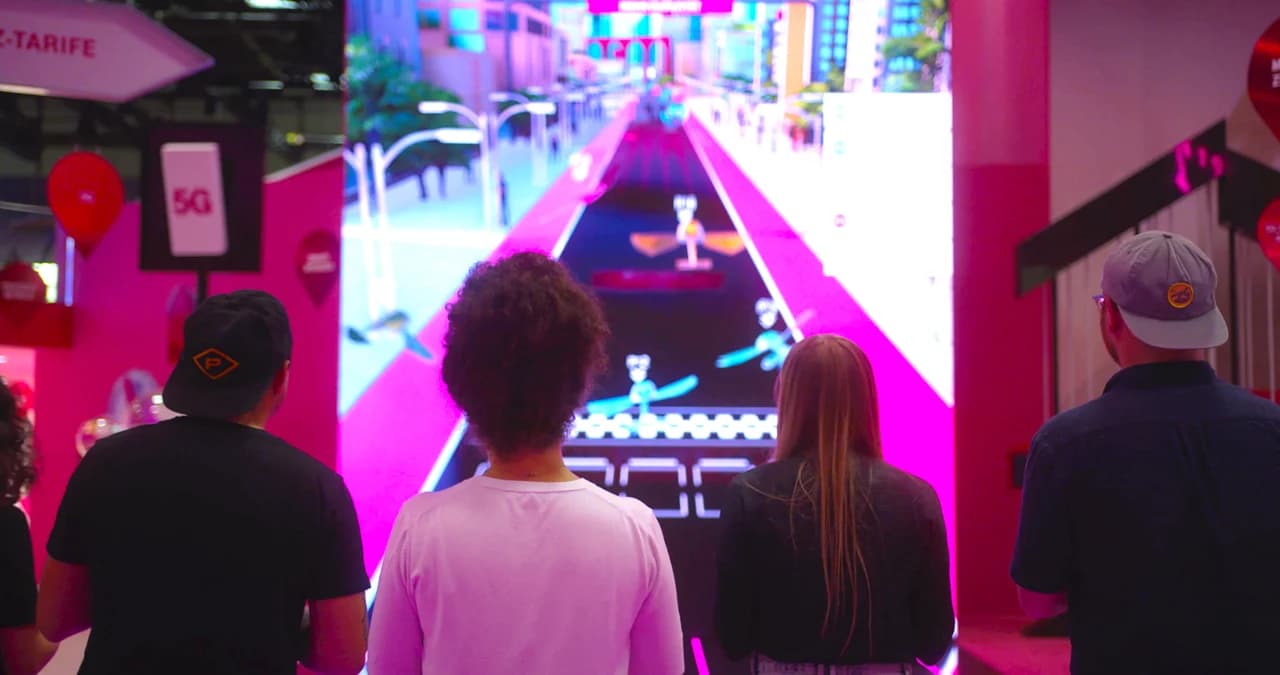 Platzhalter: 5G Drone Race auf der 4,5×6 m LED-Wand, Racer und Smartphone-UI im Vordergrund.