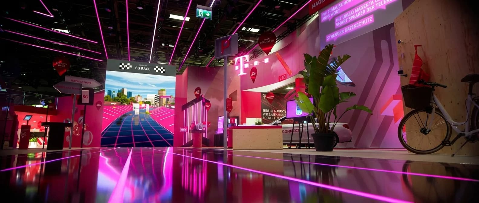 Platzhalter: Besucher vor der 4,5×6 m LED-Wand mit dem 5G Drone Race; Smartphone-Interaktion sichtbar.