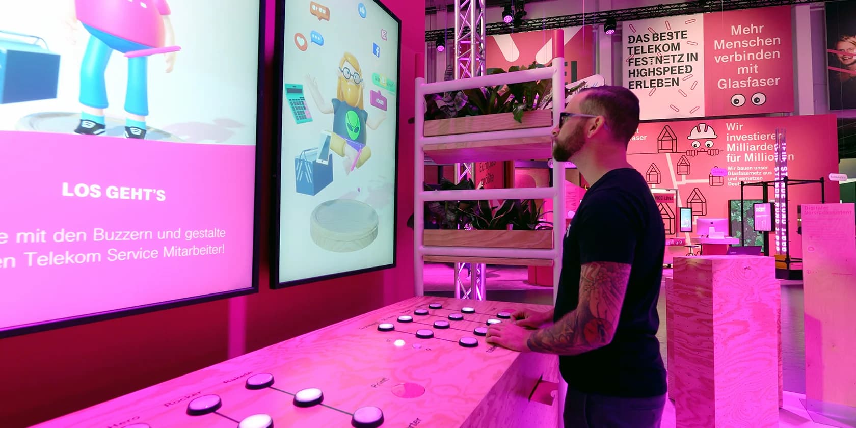 Detailaufnahme eines gedruckten Polaroids mit Avatar und sichtbarem QR‑Code in einer Hand, im Hintergrund unscharf glückliche Besucher.