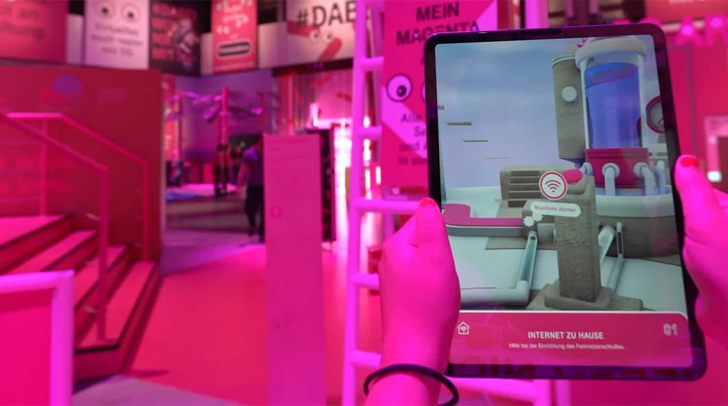 Besucher vor dem AR‑Gate, Tablet in der Hand, Blick in das digitale Portal.