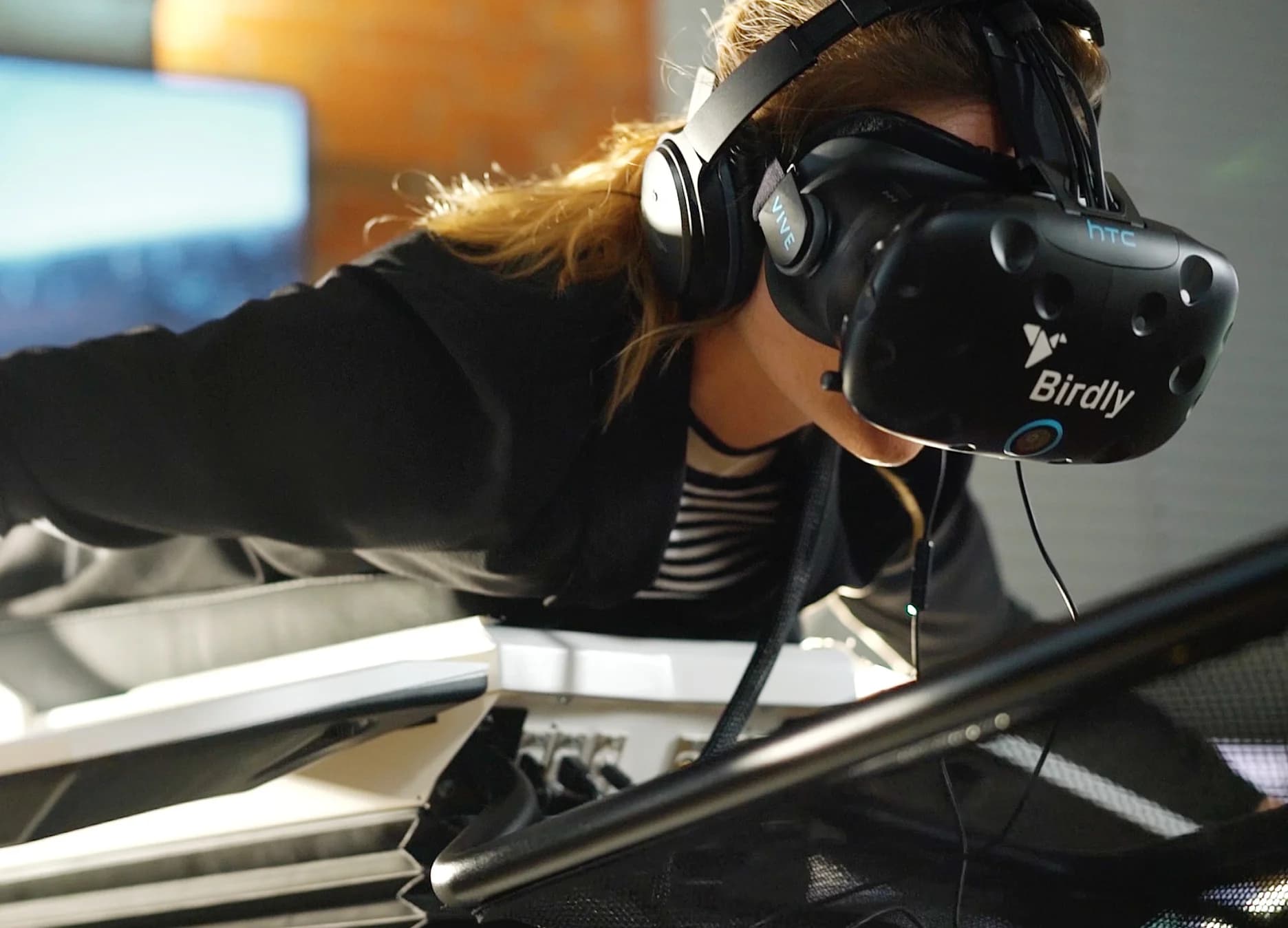 Birdly-Flugsimulator in Aktion mit der Ulmer Skyline und dem Ulmer Münster zentral im Bild.