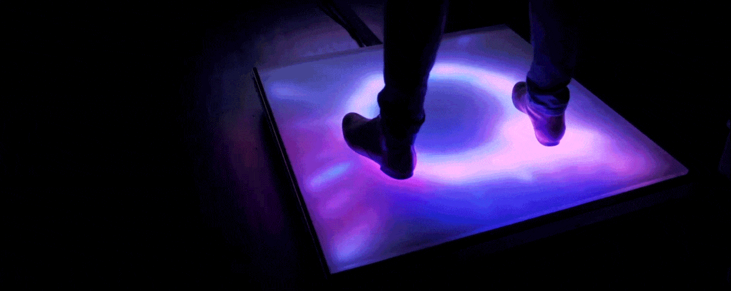 Freihändiger Spielspaß: Handgefertigte Balance-Boards und digitale Bodensensoren